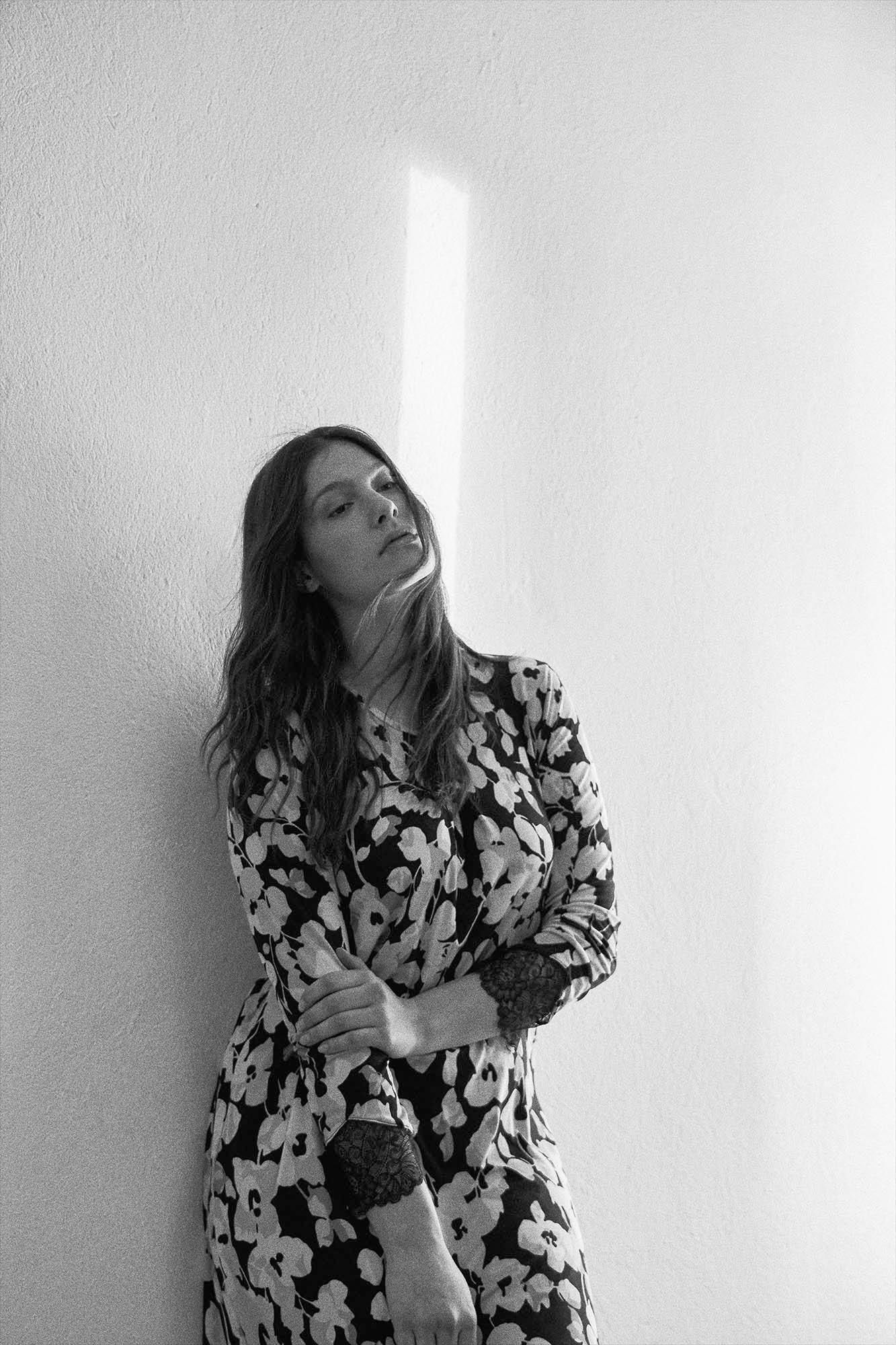 Флорална нощница с дантела