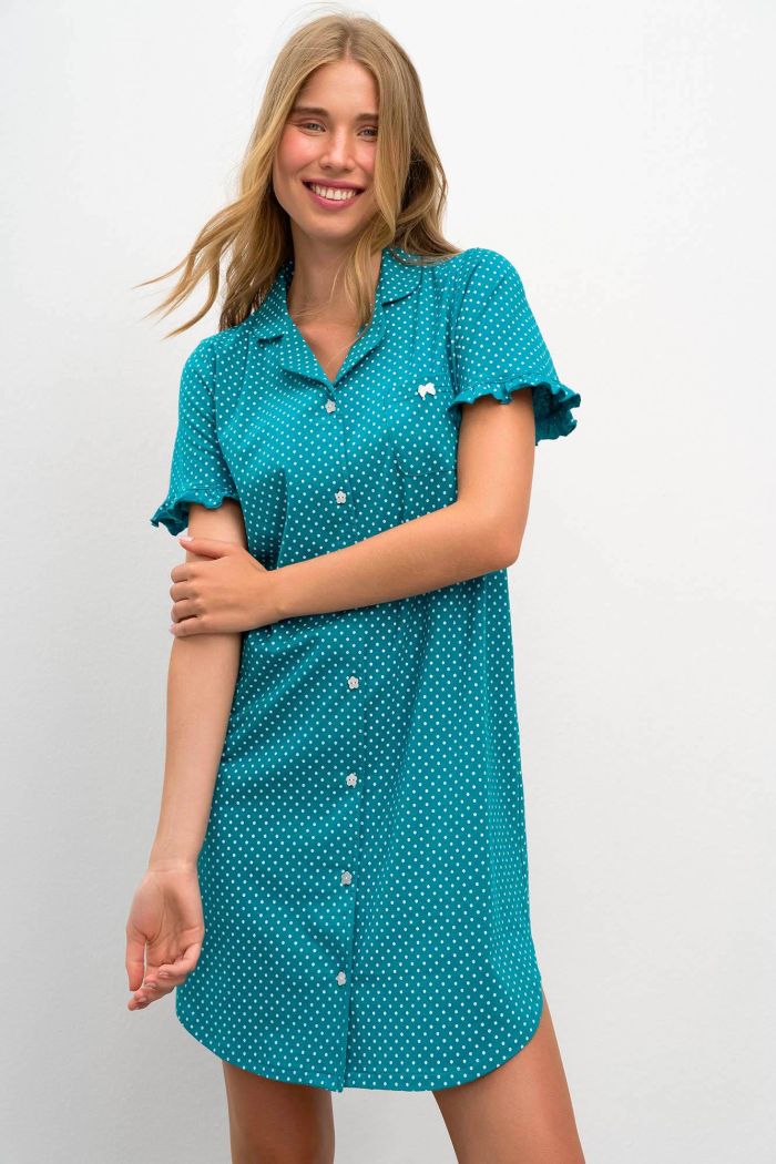 Short Sleeve Buttoned NightgownΚουμπρωτό, πουά νυχτικό με κοντό μανίκι. Αυτή η απόχρωση του μπλε δίνει μια φρέσκια ενέργεια στο στυλ μέσα στο σπίτι.