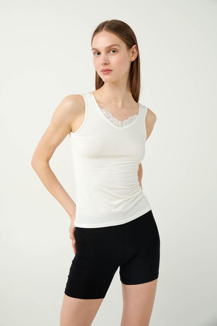 Elegantes Micromodal-Top mit Spitze