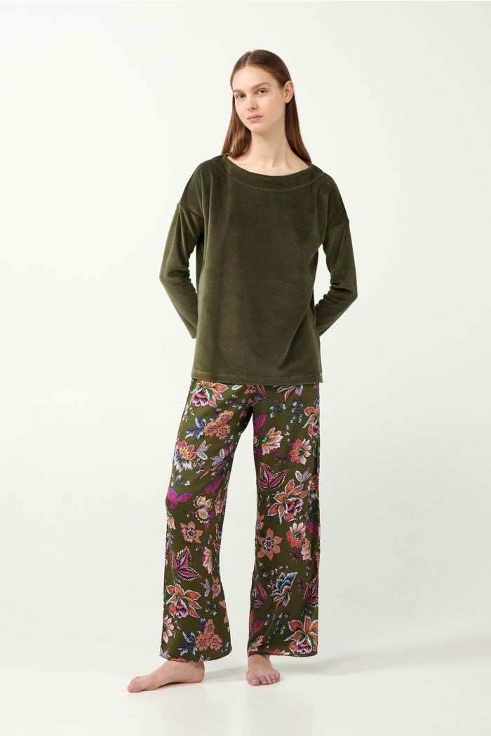 Floraler Pyjama mit Samt-Top.