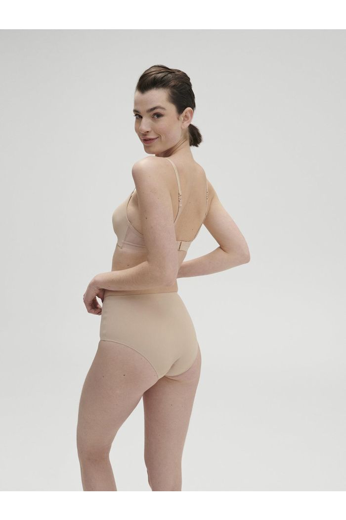 Simone Perele  Brief